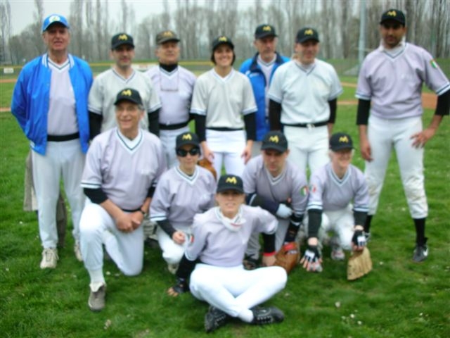 Foto di gruppo dei Thunder's Five alla prima partita di campionato di Baseball 2010